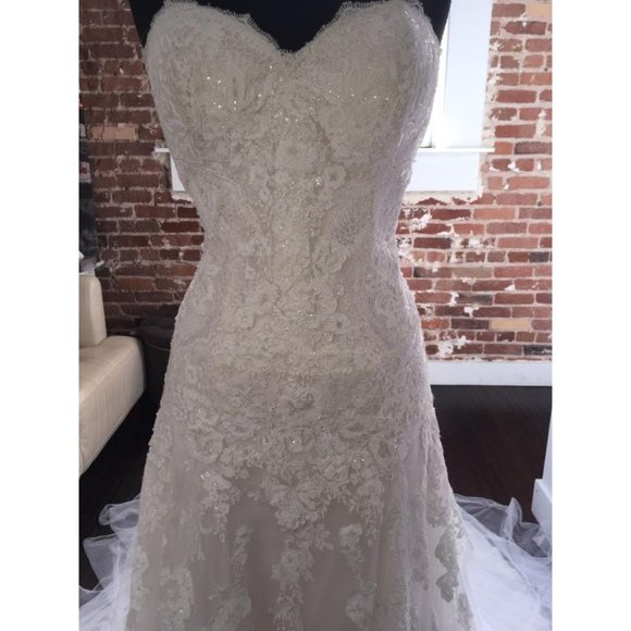 Essense of Australia Size 2/ 0 D2122 Wedding Gown - Picture 3 of 8